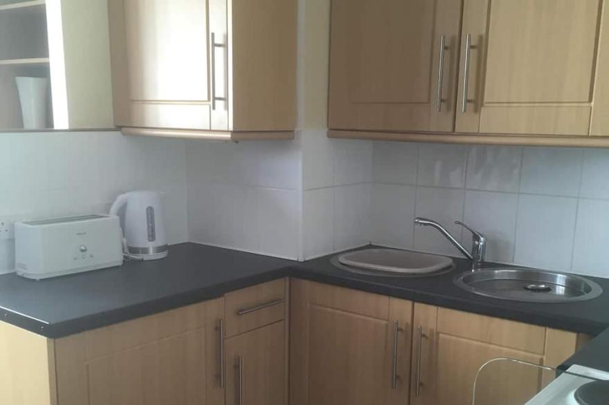 Paignton Seaside Apartment with heated outdoor pool and secure parking.