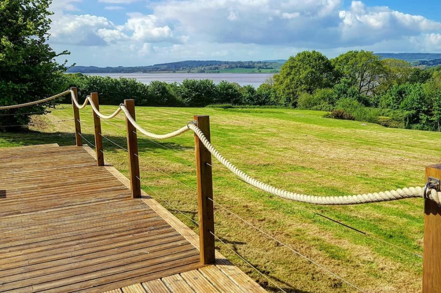 BUNNY BARN: Magnificent views, hot tub, tennis court, 6 acres, wild bunnies.