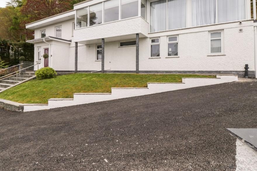 BRANTLEA, pet friendly, with hot tub in Bowness-On-Windermere