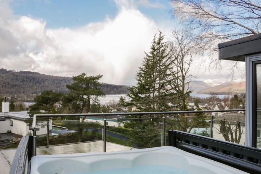 BRANTLEA, pet friendly, with hot tub in Bowness-On-Windermere