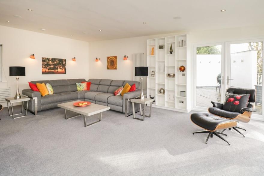 BRANTLEA, pet friendly, with hot tub in Bowness-On-Windermere