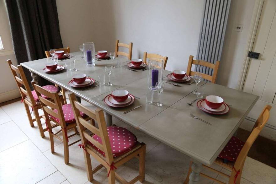 The New School Rooms near Bath - sleeps 10. Hot tub, Swimming pool ,Wifi, dishwasher, pool table