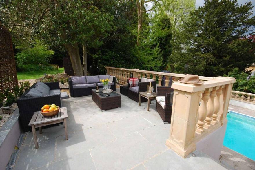 The New School Rooms near Bath - sleeps 10. Hot tub, Swimming pool ,Wifi, dishwasher, pool table