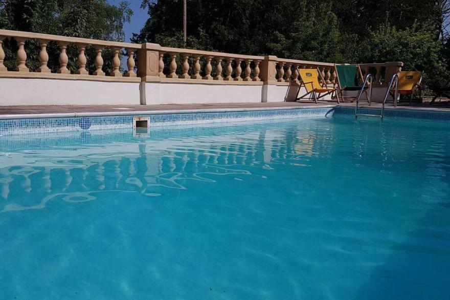The New School Rooms near Bath - sleeps 10. Hot tub, Swimming pool ,Wifi, dishwasher, pool table