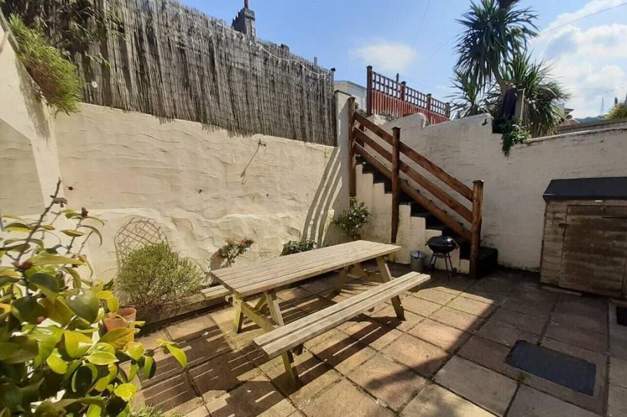 SPACIOUS VICTORIAN TOWNHOUSE WITH BEAUTIFUL VIEWS ACROSS THE TORRS