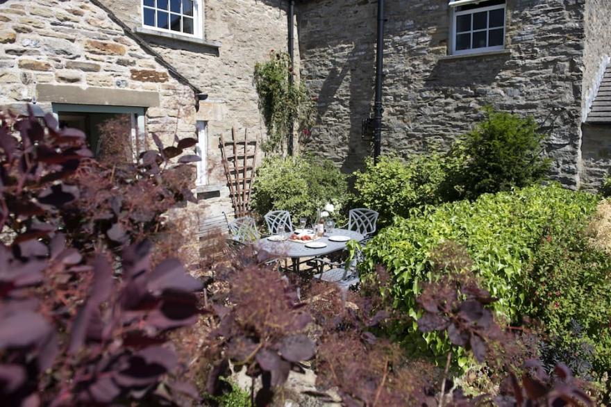 Theaked Stones is a magnificent cottage with views to match