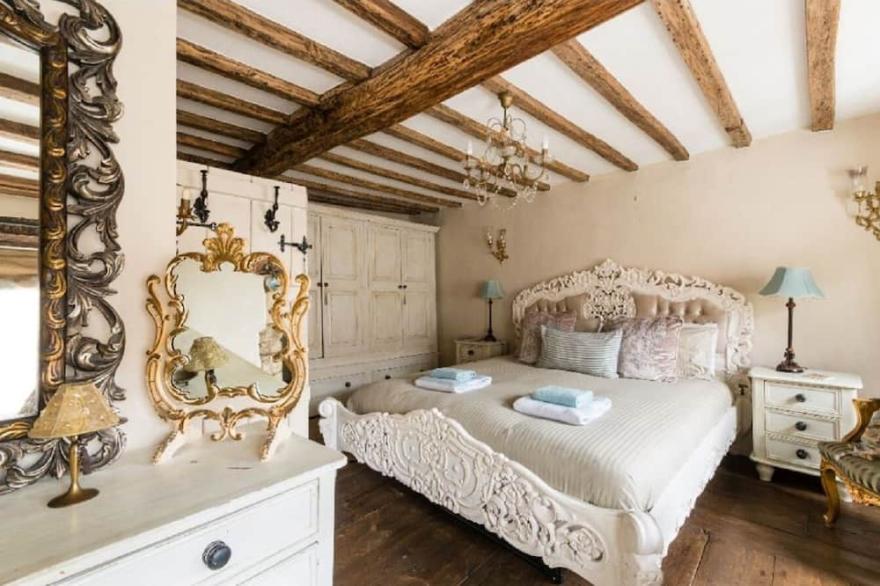 Tudor Cottage in the beautiful Cotswold town of Fairford Gloucestershire