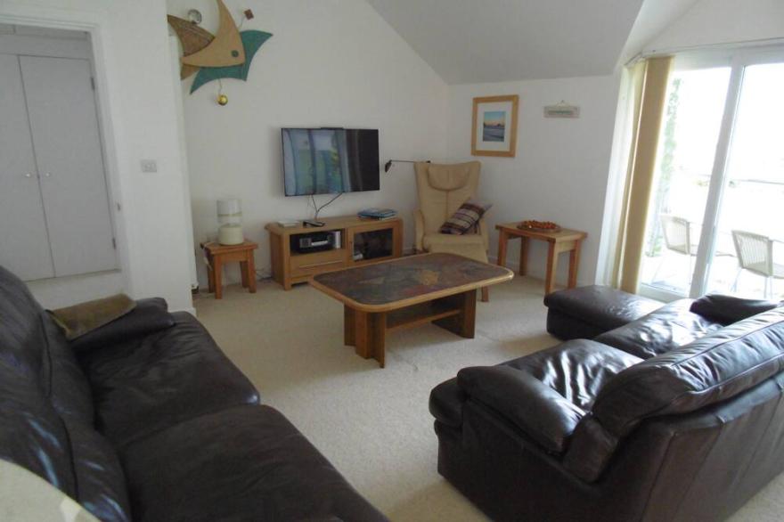 Contemporary Spacious, Close To Beach  St Ives /Carbis Bay sea glimpses