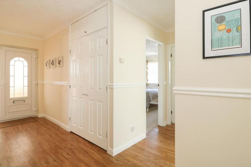 SEA POINT, pet friendly, with a garden in Chapel St Leonards