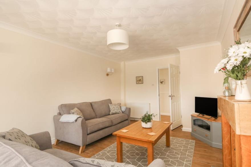 SEA POINT, pet friendly, with a garden in Chapel St Leonards