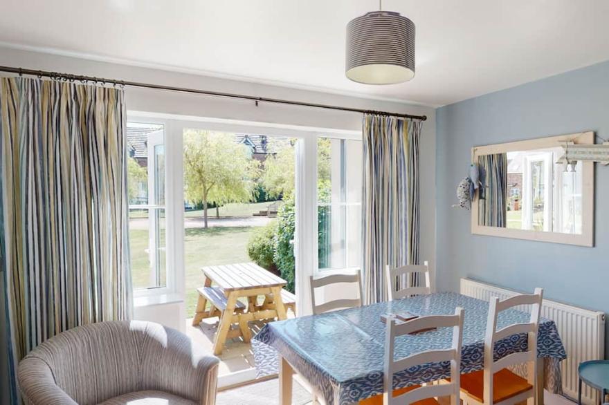 Anchor Down -  a cottage that sleeps 6 guests  in 2 bedrooms