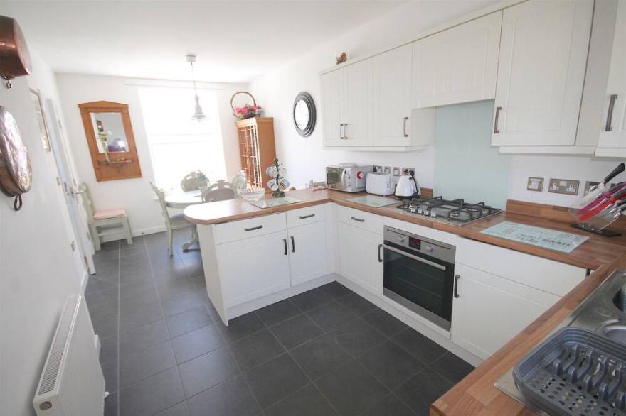 BRAND NEW 3 BED COTTAGE SLLEPS 6 WIFI PARKING PENTIRE FISTRAL BEACH NR TOWN