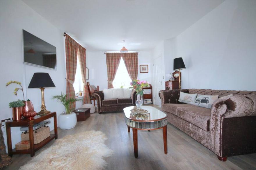BRAND NEW 3 BED COTTAGE SLLEPS 6 WIFI PARKING PENTIRE FISTRAL BEACH NR TOWN