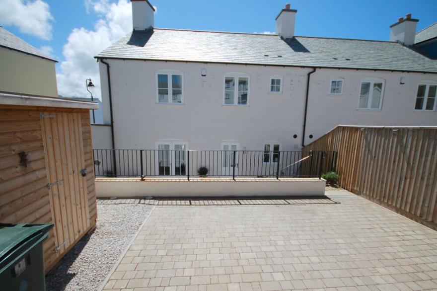 BRAND NEW 3 BED COTTAGE SLLEPS 6 WIFI PARKING PENTIRE FISTRAL BEACH NR TOWN