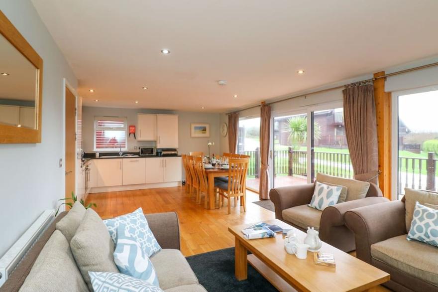 LODGE SIXTY SIX, pet friendly in St Columb Major