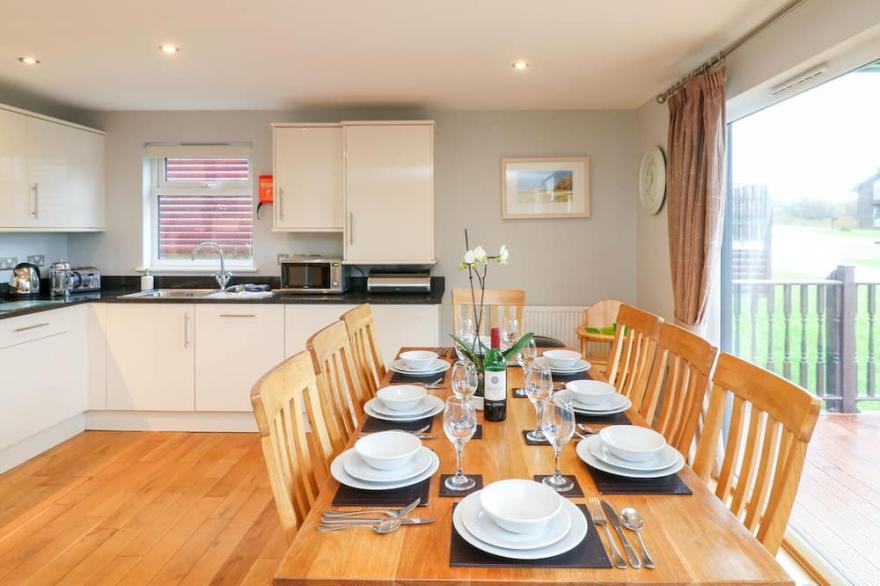 LODGE SIXTY SIX, pet friendly in St Columb Major