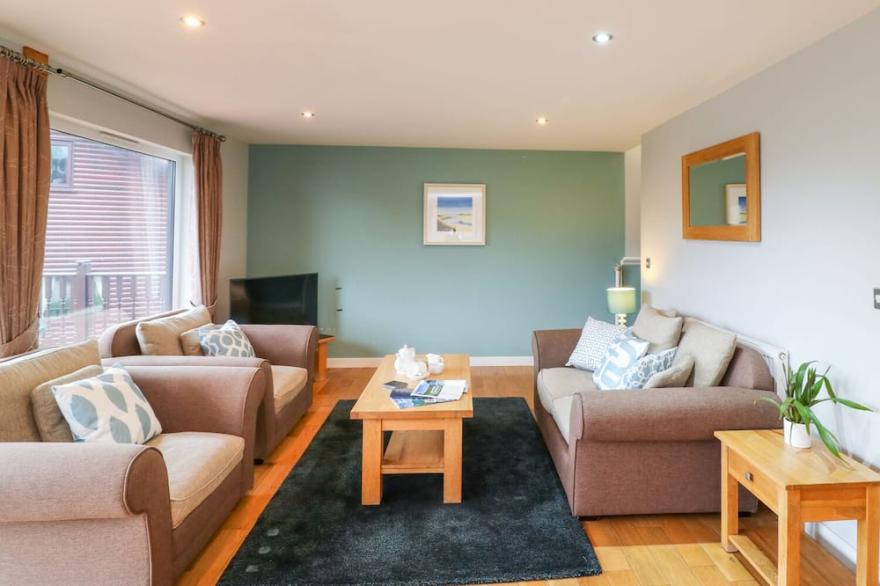 LODGE SIXTY SIX, pet friendly in St Columb Major