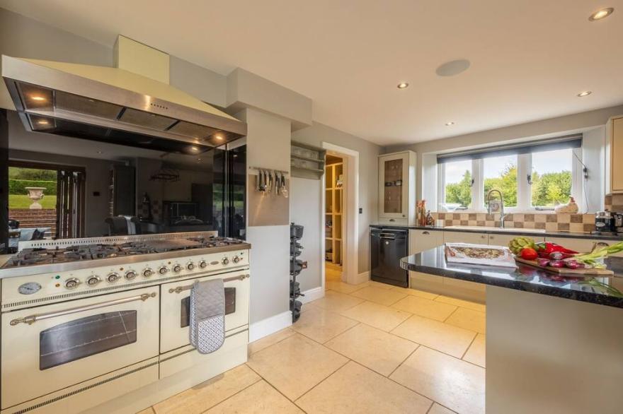 Perfect for a large family or friends gathering for special celebrations and holidays, Ham Farm has