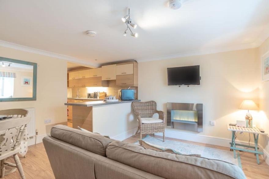 Delightful 1 bedroom ground floor  apartment in central Falmouth with courtyard