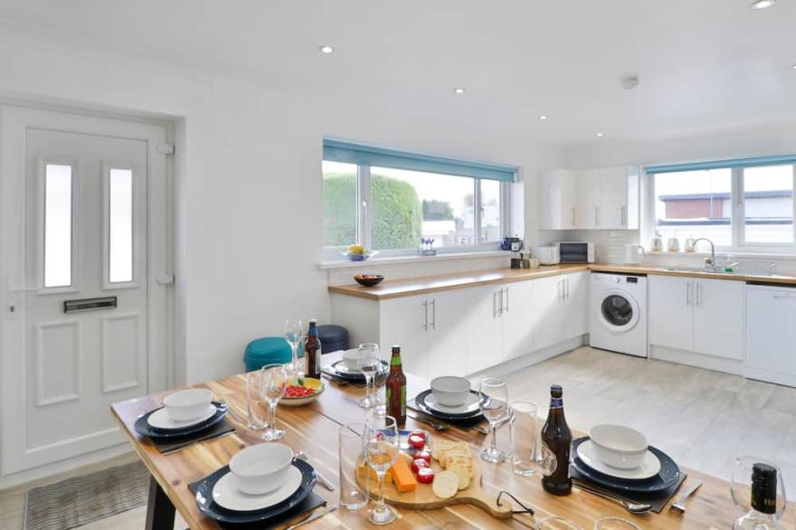 Sleeps 11, 2 Bath Bungalow - Parking & Free Wifi