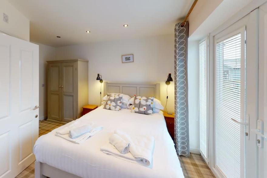 Sailaway Cottage -  a cottage that sleeps 10 guests  in 4 bedrooms
