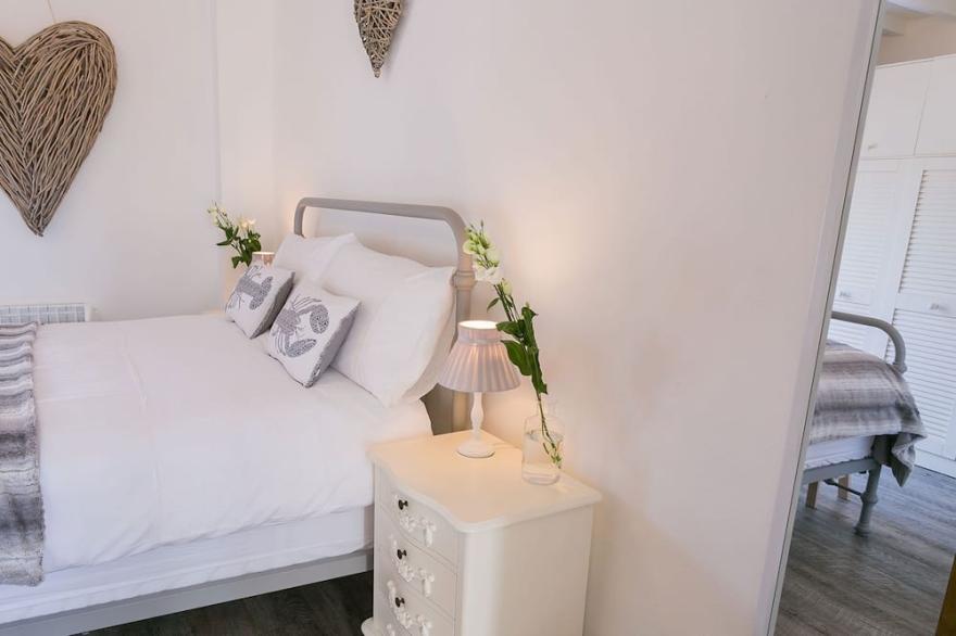 Ty Coets -  a ground floor bedroom that sleeps 7 guests  in 3 bedrooms