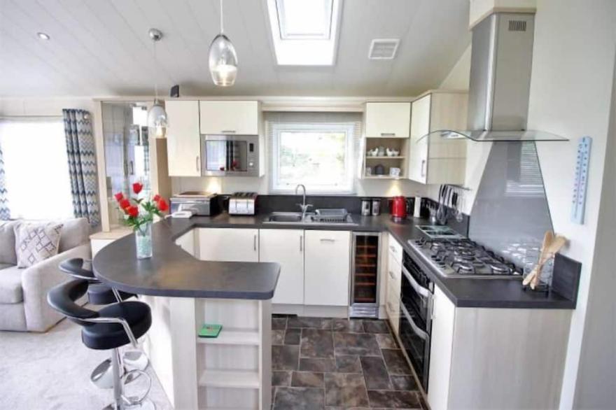 Jasmine Lodge -  a lodge that sleeps 4 guests  in 3 bedrooms