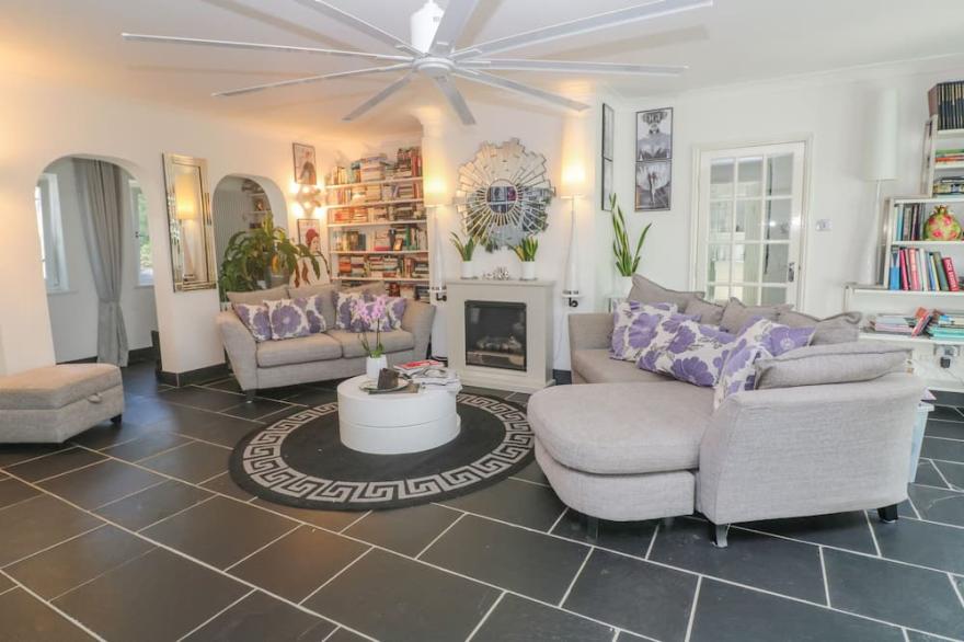CORNERSTONE, pet friendly, with hot tub in Penzance