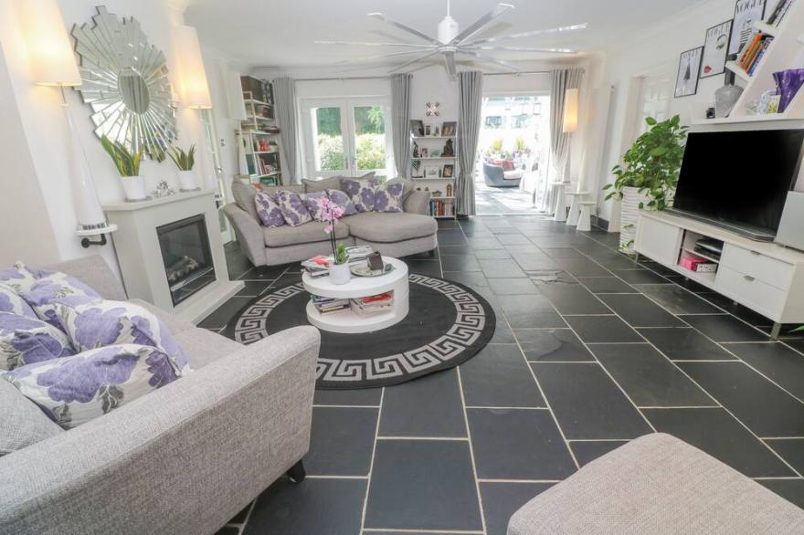 CORNERSTONE, pet friendly, with hot tub in Penzance
