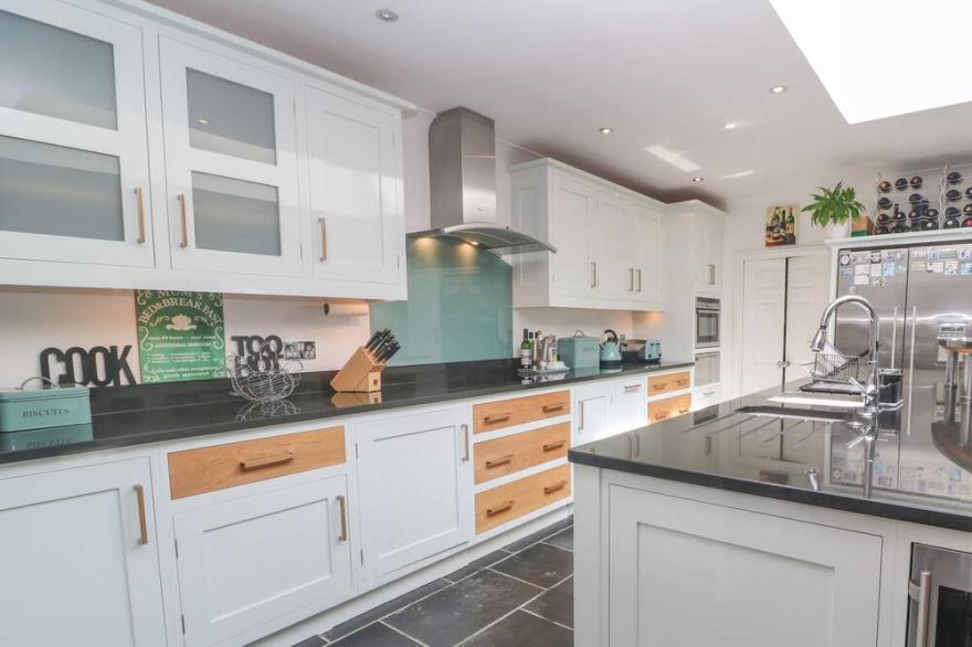 CORNERSTONE, pet friendly, with hot tub in Penzance
