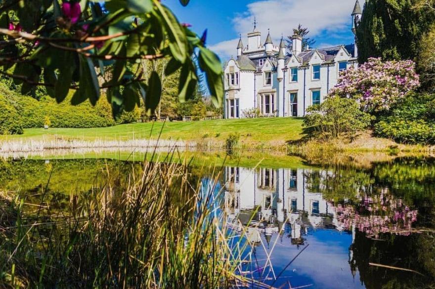 Dalnaglar Castle - sleeps 16 guests