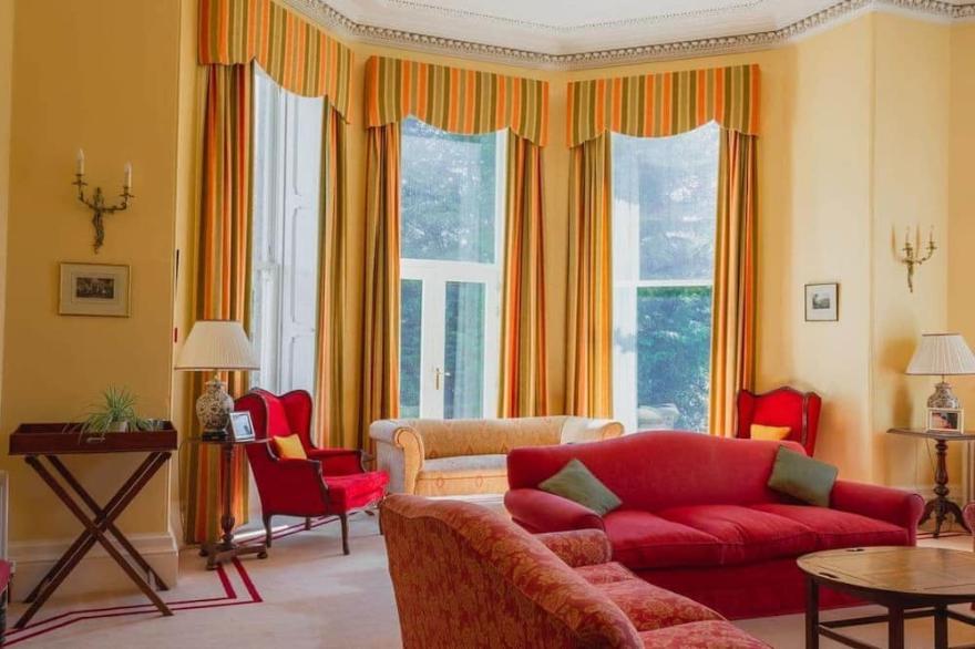 Dalnaglar Castle - sleeps 16 guests