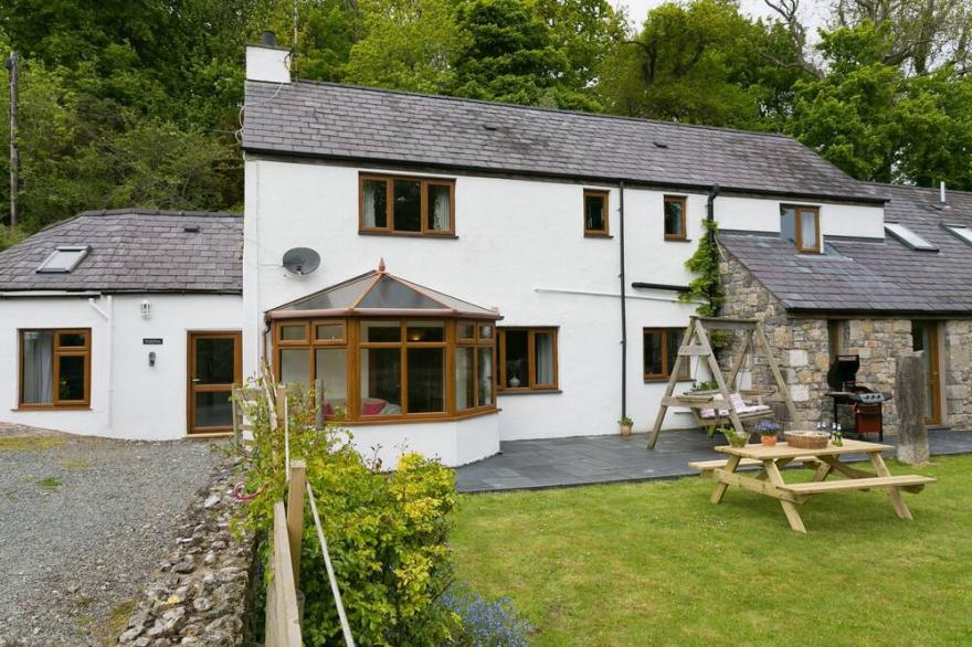 The Long House -  a dog that sleeps 6 guests  in 3 bedrooms