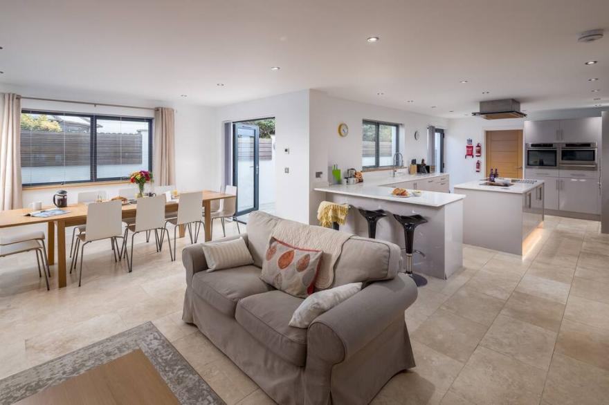 An impressive, modern & luxurious holiday home within reach of the beach & golf