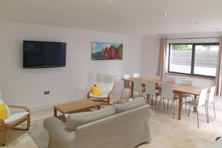 An impressive, modern & luxurious holiday home within reach of the beach & golf