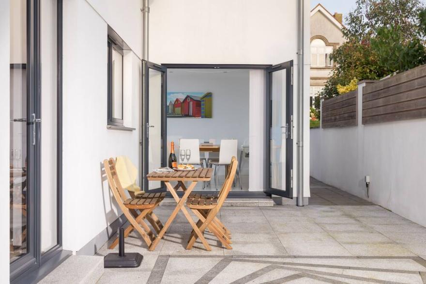 An impressive, modern & luxurious holiday home within reach of the beach & golf