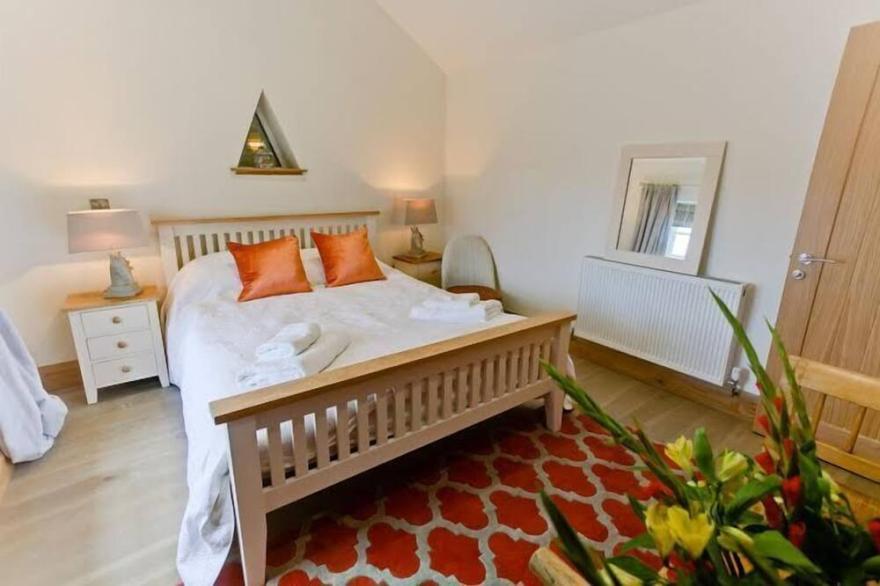 Oyster Catcher -  a ground floor bedroom that sleeps 6 guests  in 3 bedrooms