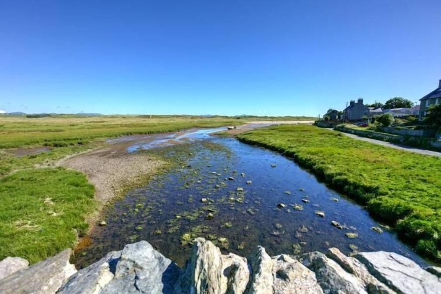 Pandy Aberffraw -  a dog that sleeps 4 guests  in 2 bedrooms