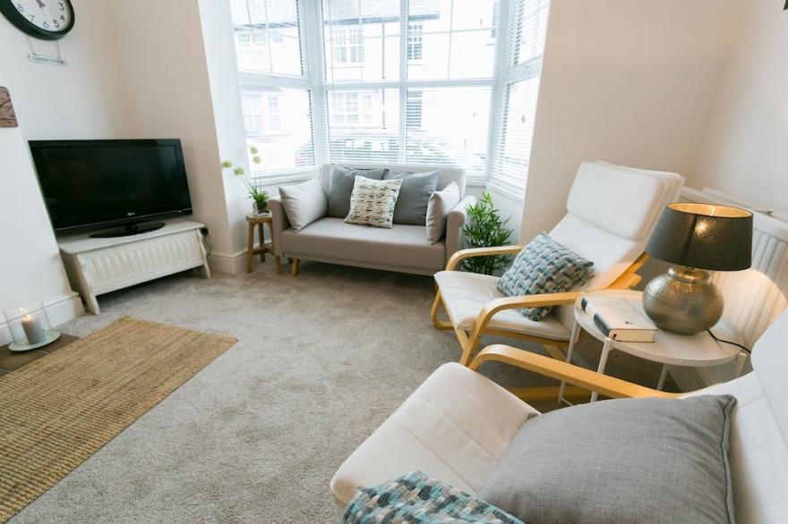 Hyfrydle -  a coastal that sleeps 6 guests  in 3 bedrooms