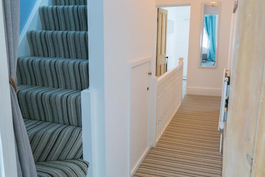 Hyfrydle -  a coastal that sleeps 6 guests  in 3 bedrooms