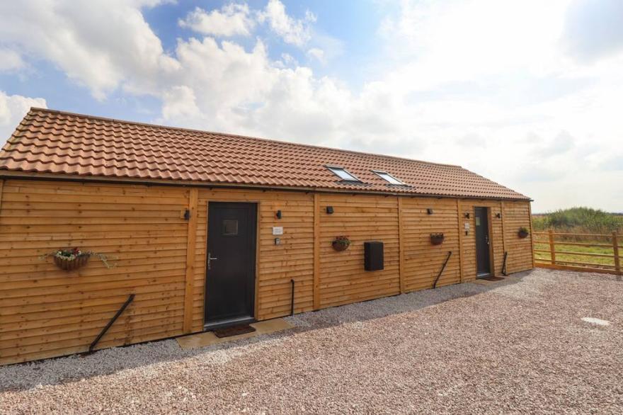 SANDERLINGS COTTAGE, pet friendly, with a garden in Sutton-On-Sea