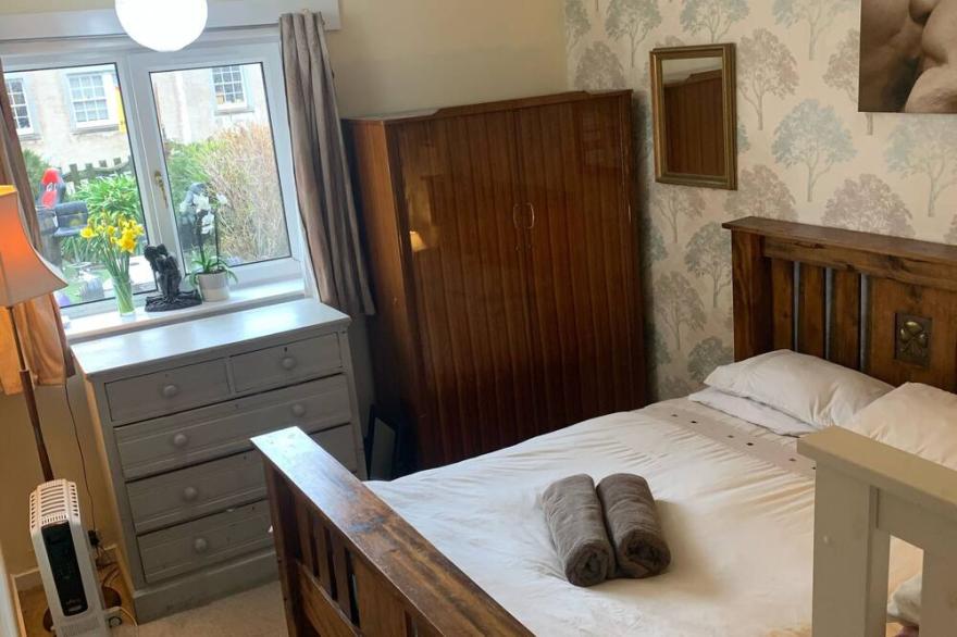 Central, Spacious with Gardens, Parking & 2 mins to Beaches