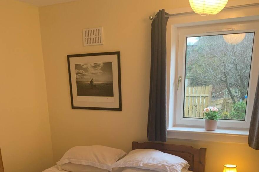 Central, Spacious with Gardens, Parking & 2 mins to Beaches