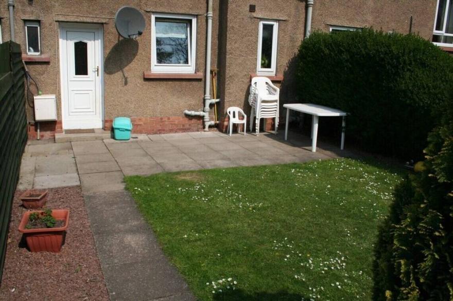 Central, Spacious with Gardens, Parking & 2 mins to Beaches