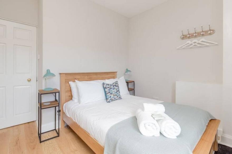 Elegant Georgian 2-bedrm Apt in Heart of Old Town
