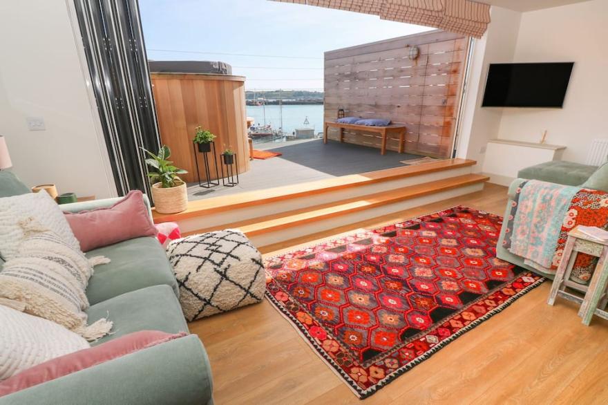 16 ARWENACK STREET, family friendly, with hot tub in Falmouth