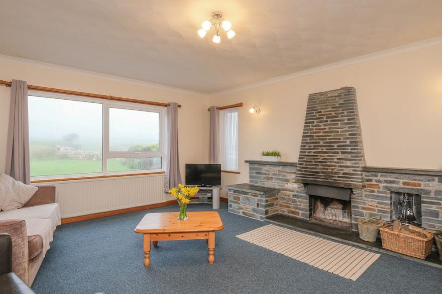 BOSCASTLE VIEW, pet friendly, with open fire in Boscastle
