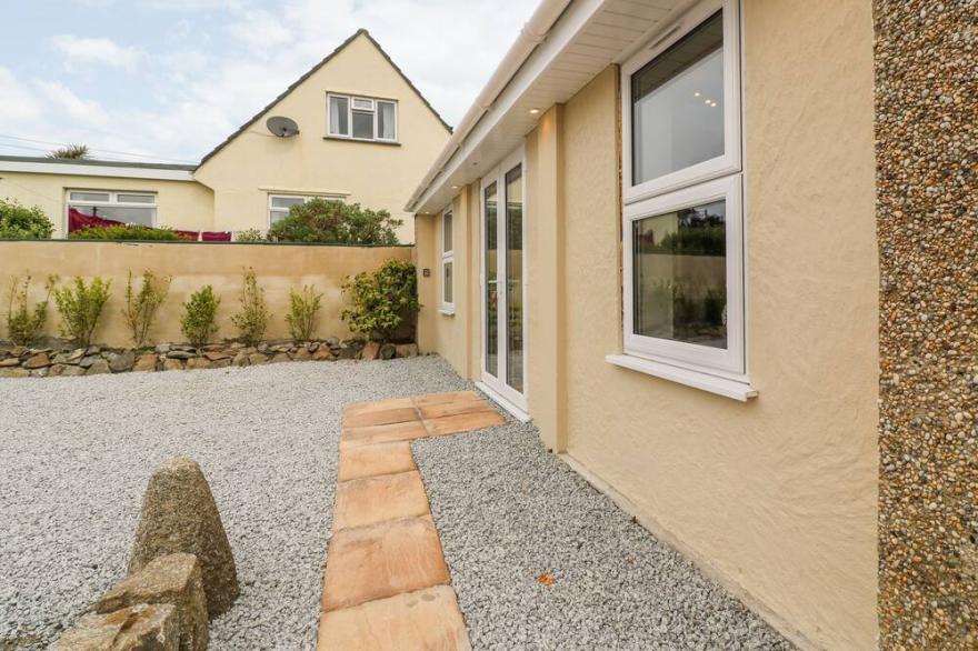 THE SHED AT GWEAL-AN-DREA, family friendly, with hot tub in Mullion