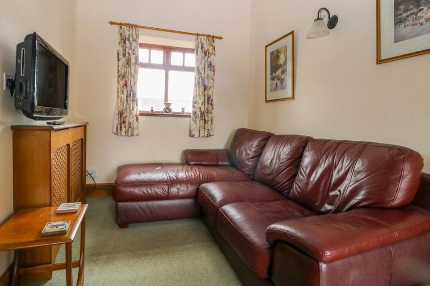 TICKLEPENNY, pet friendly, character holiday cottage in Louth