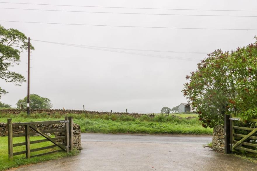 WAGTAIL NEST, pet friendly, with hot tub in Scalby